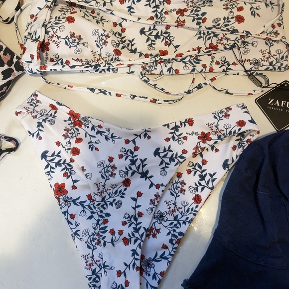 Zaful, size 6 floral - Picture 2 of 2